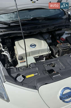Хетчбек Nissan Leaf 2015 в 