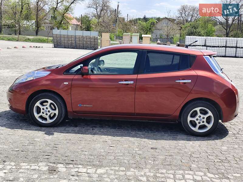 Хэтчбек Nissan Leaf 2012 в Кельменцах