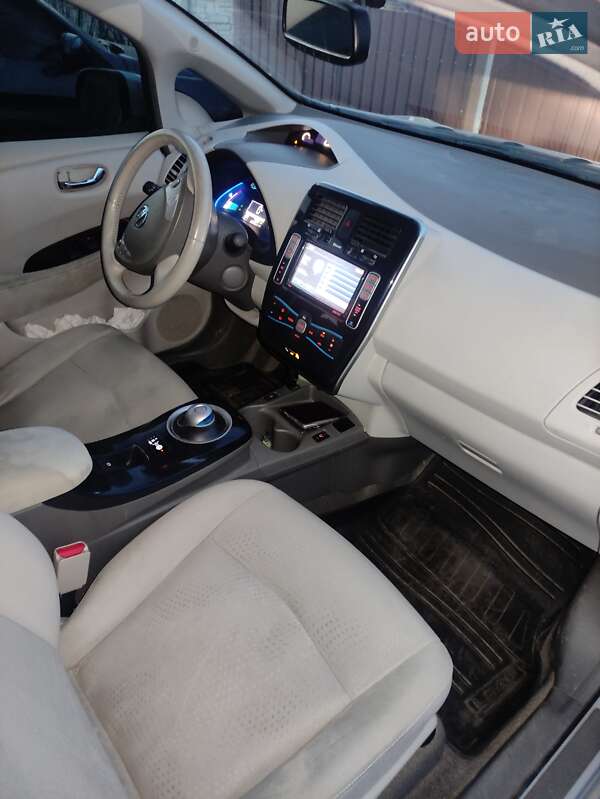 Хэтчбек Nissan Leaf 2012 в Каменском