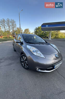 Хетчбек Nissan Leaf 2015 в 