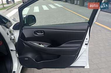 Хэтчбек Nissan Leaf 2013 в 