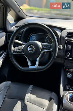 Хэтчбек Nissan Leaf 2021 в 