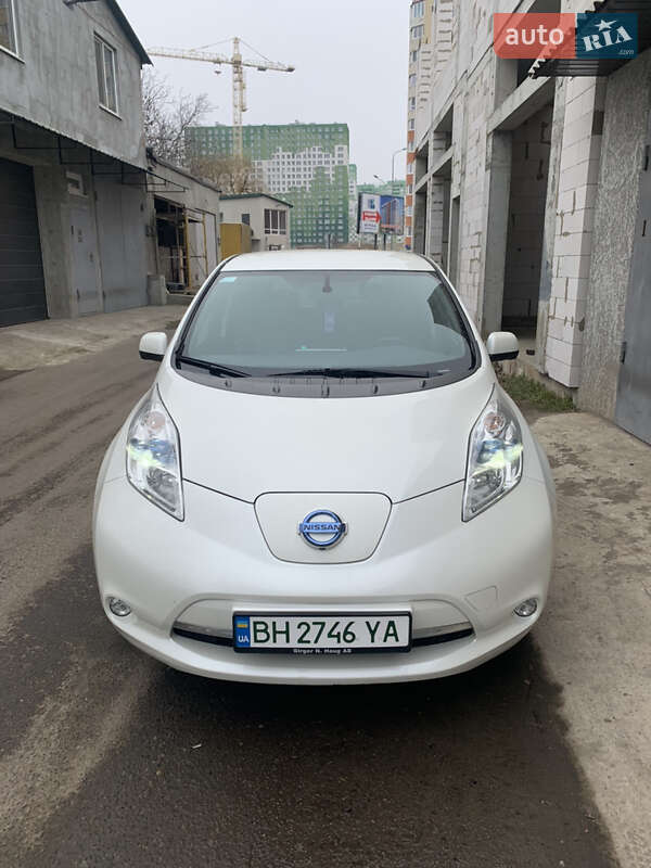 Хэтчбек Nissan Leaf 2015 в 