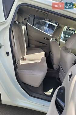 Хэтчбек Nissan Leaf 2012 в 