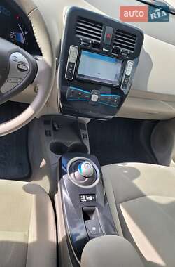 Хэтчбек Nissan Leaf 2012 в 