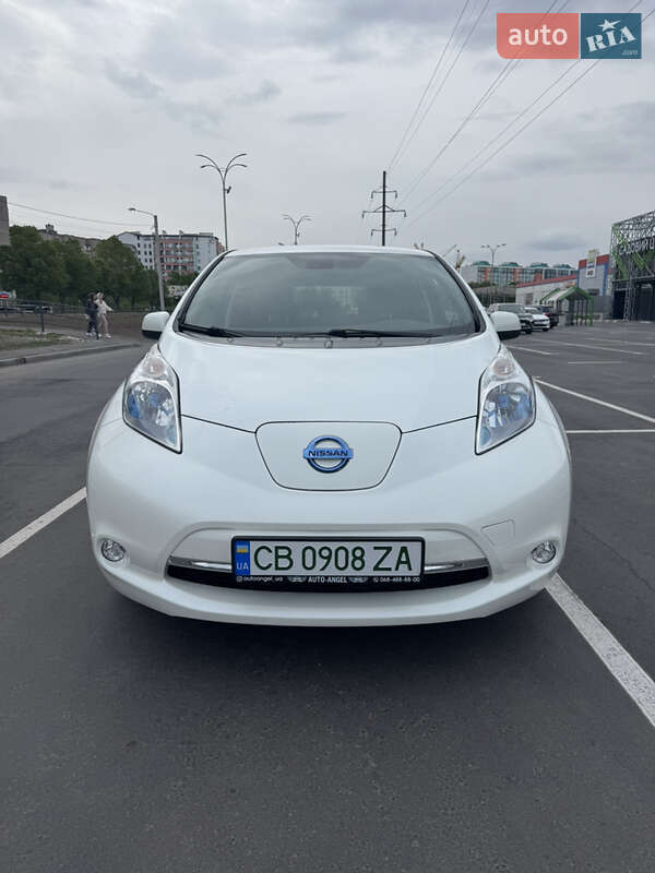 Хетчбек Nissan Leaf 2013 в 