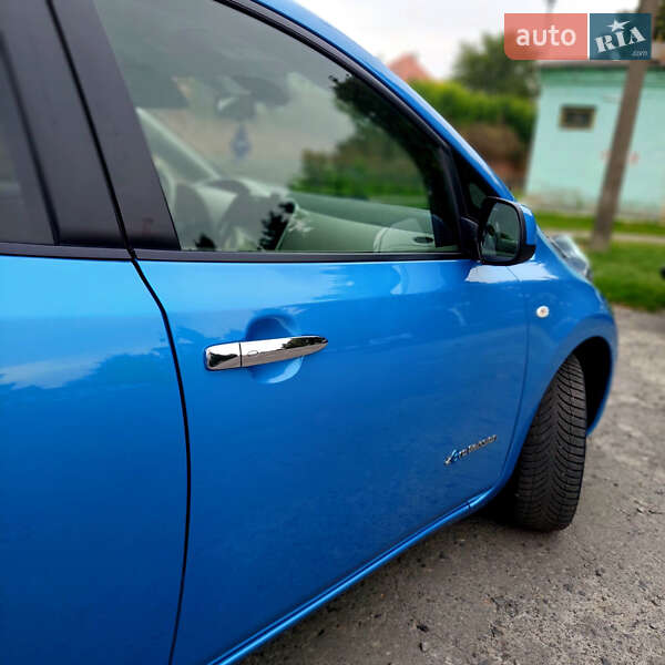Хетчбек Nissan Leaf 2012 в Дубні