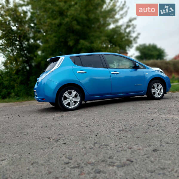 Хетчбек Nissan Leaf 2012 в Дубні