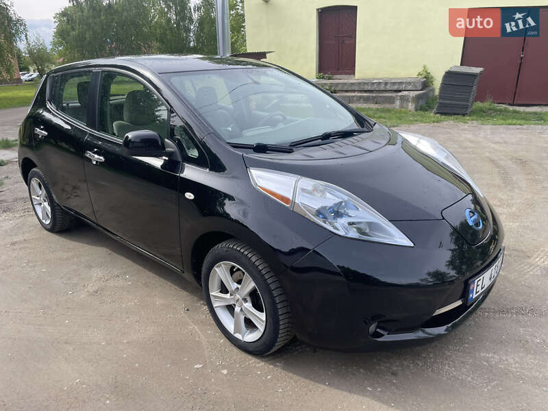 Хэтчбек Nissan Leaf 2012 в 