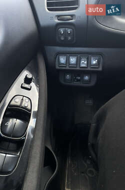 Хэтчбек Nissan Leaf 2013 в 