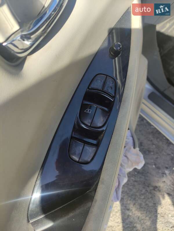 Хэтчбек Nissan Leaf 2012 в Каменском