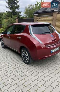 Хэтчбек Nissan Leaf 2013 в 