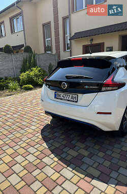 Хэтчбек Nissan Leaf 2019 в 