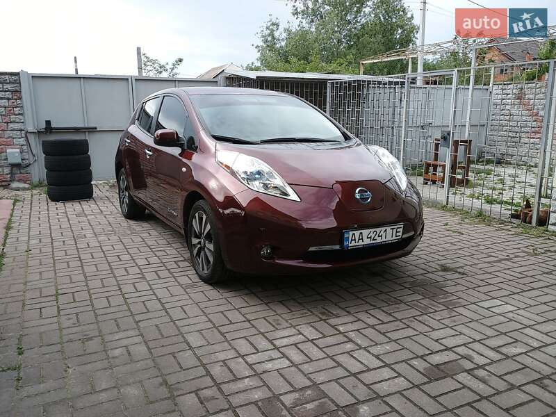 Хэтчбек Nissan Leaf 2015 в 