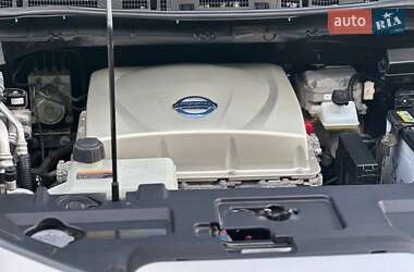 Хэтчбек Nissan Leaf 2014 в 