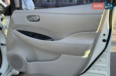 Хэтчбек Nissan Leaf 2012 в 
