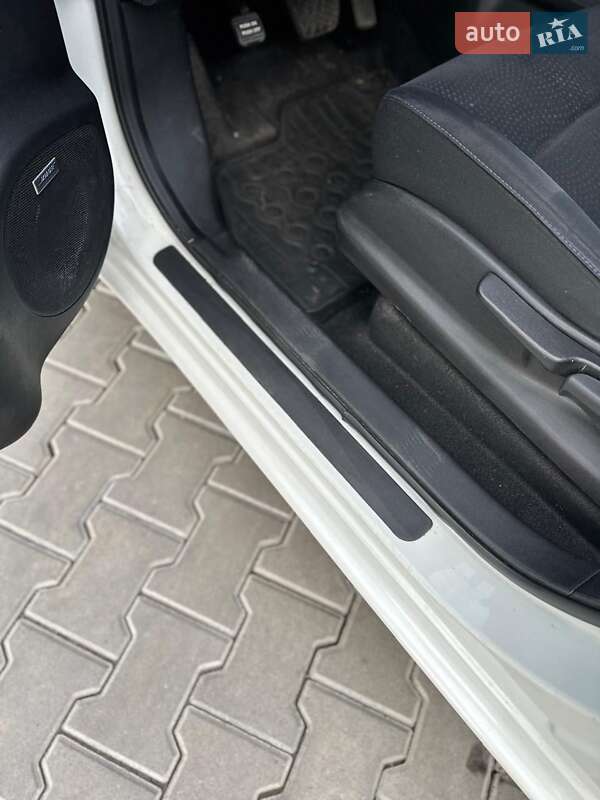 Хэтчбек Nissan Leaf 2015 в Николаеве