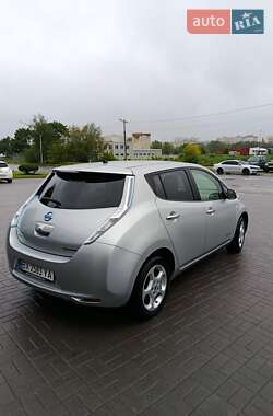 Хэтчбек Nissan Leaf 2012 в 