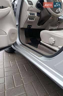 Хэтчбек Nissan Leaf 2012 в 