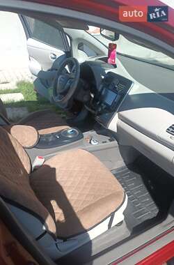 Хэтчбек Nissan Leaf 2012 в 