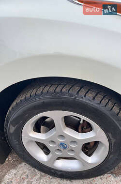 Хэтчбек Nissan Leaf 2012 в 