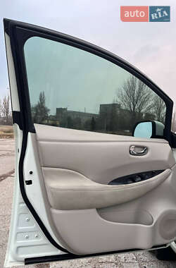Хэтчбек Nissan Leaf 2012 в 