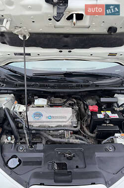 Хэтчбек Nissan Leaf 2012 в 