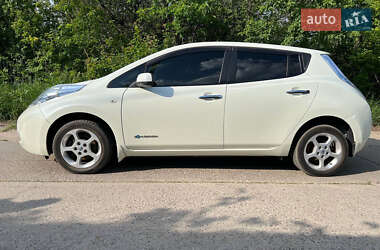 Хэтчбек Nissan Leaf 2011 в 