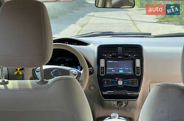 Хэтчбек Nissan Leaf 2011 в 