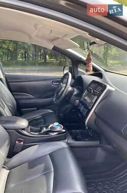 Хэтчбек Nissan Leaf 2015 в 