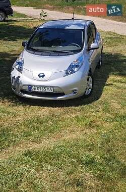 Хэтчбек Nissan Leaf 2012 в 