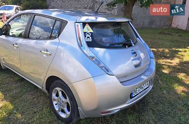Хэтчбек Nissan Leaf 2012 в 