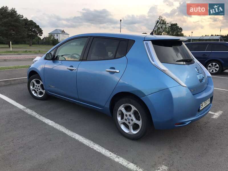 Хэтчбек Nissan Leaf 2011 в Сарнах