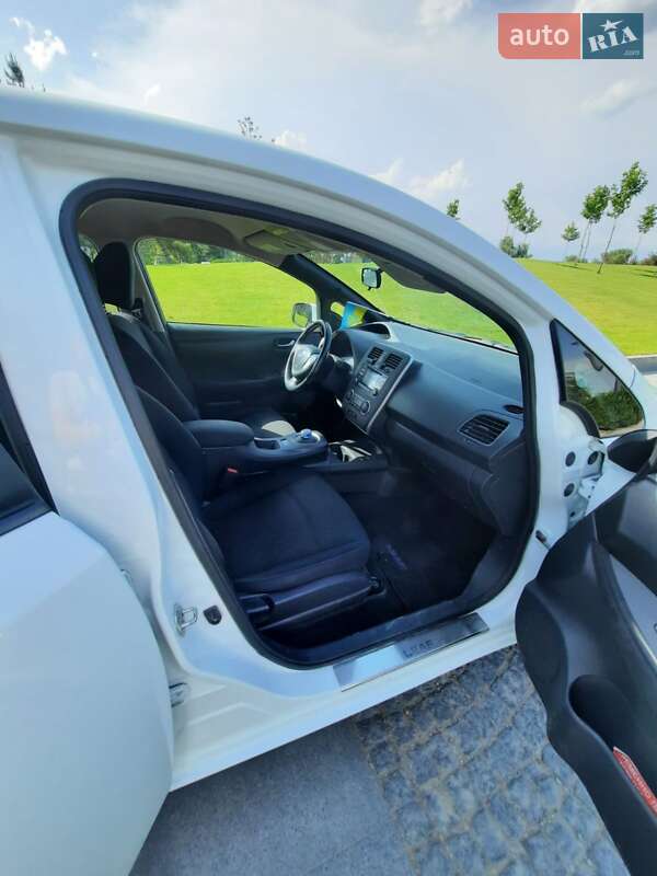 Хетчбек Nissan Leaf 2013 в Дніпрі