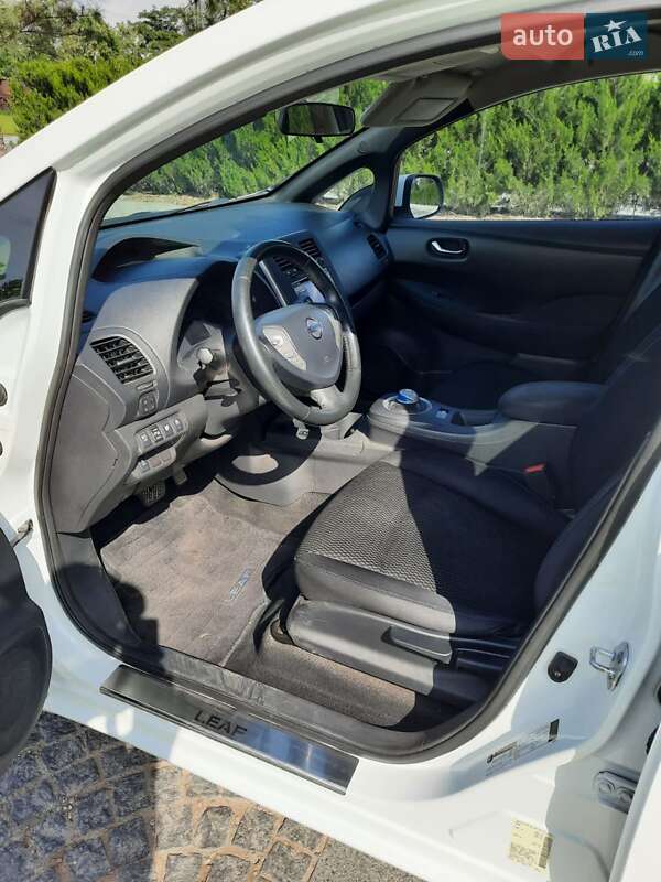 Хетчбек Nissan Leaf 2013 в Дніпрі