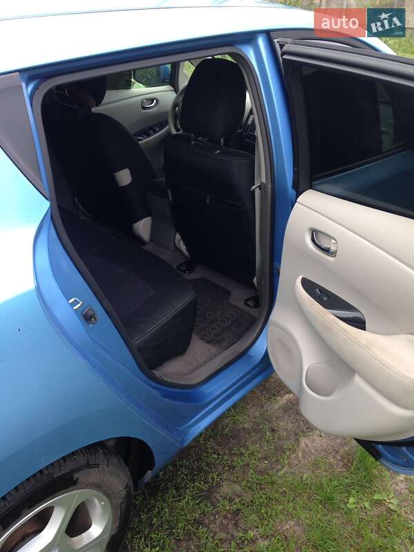 Хэтчбек Nissan Leaf 2011 в Сарнах