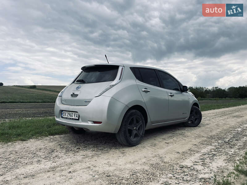 Хэтчбек Nissan Leaf 2011 в Глыбокой
