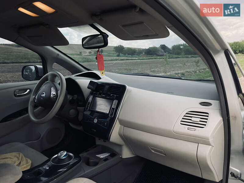 Хэтчбек Nissan Leaf 2011 в Глыбокой