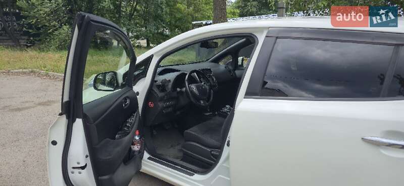 Хетчбек Nissan Leaf 2015 в Дніпрі