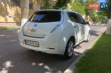 Хэтчбек Nissan Leaf 2012 в 