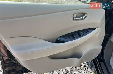 Хэтчбек Nissan Leaf 2012 в 