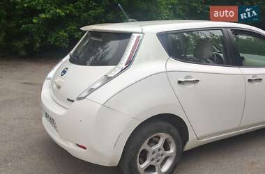Хэтчбек Nissan Leaf 2012 в 