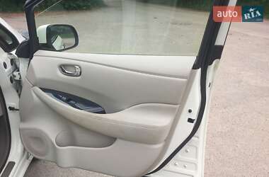 Хэтчбек Nissan Leaf 2012 в 