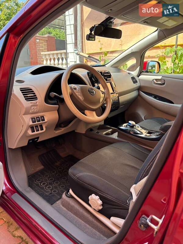 Хетчбек Nissan Leaf 2012 в Чернівцях