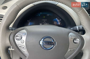 Хэтчбек Nissan Leaf 2012 в 