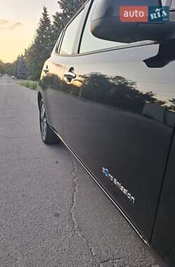 Хэтчбек Nissan Leaf 2013 в 