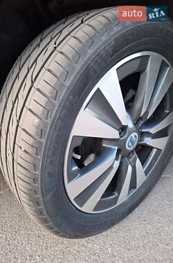 Хэтчбек Nissan Leaf 2013 в 