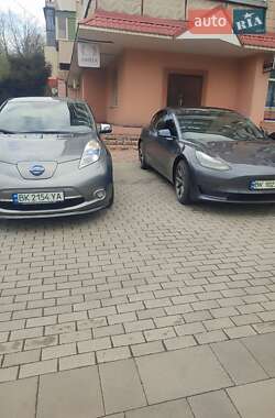 Хэтчбек Nissan Leaf 2014 в Ровно