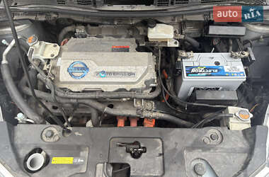 Хэтчбек Nissan Leaf 2012 в 