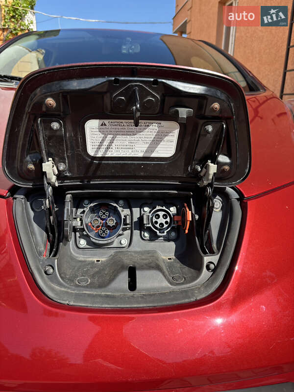 Хетчбек Nissan Leaf 2012 в Чернівцях